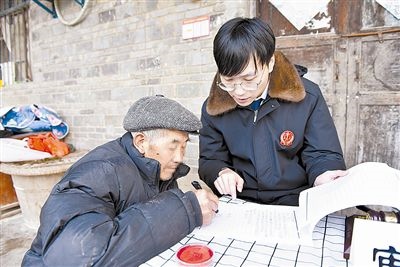  圖③：當(dāng)事人簽署調(diào)解協(xié)議。