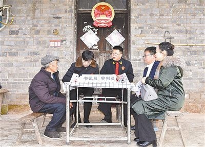  圖②：調(diào)解現(xiàn)場(chǎng)。