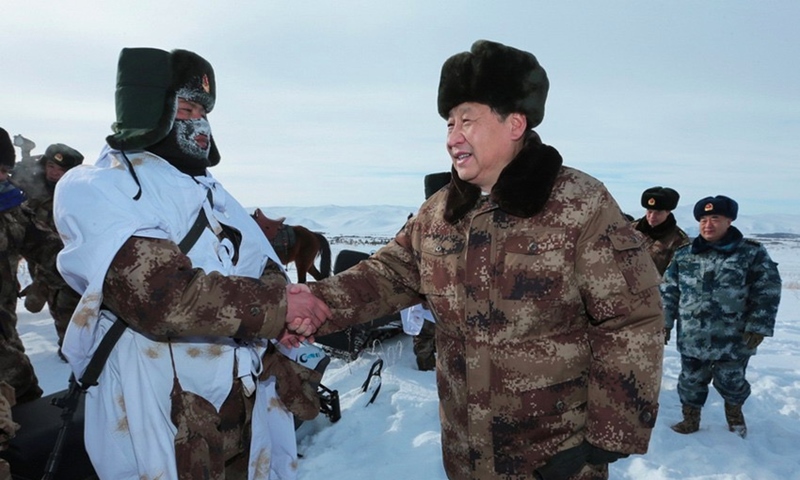 2014年1月26日，習(xí)近平總書記春節(jié)前夕冒嚴(yán)寒踏冰雪慰問邊防官兵。