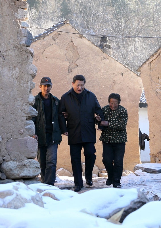 2012年12月30日，習(xí)近平總書記來到地處深山的河北阜平駱駝灣村，走進(jìn)困難群眾唐宗秀家慰問看望。