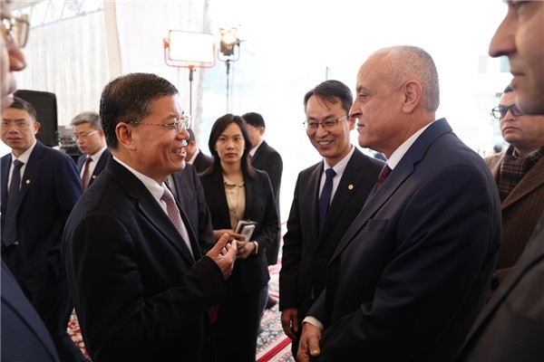 李永明同埃及住房部副部長會談交流。主辦方供圖