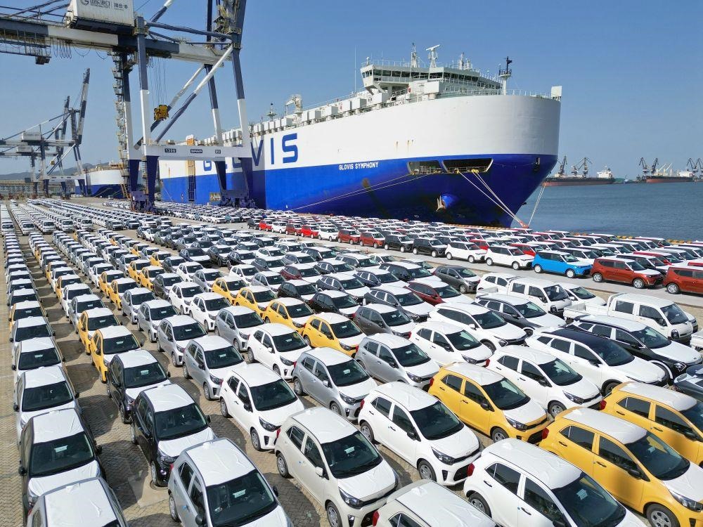 △2023年7月5日，大批出口商品車集結(jié)山東煙臺港準備通過汽車滾裝船發(fā)運。