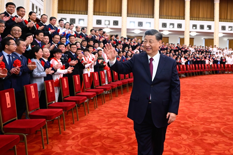 2022年4月8日，北京冬奧會、冬殘奧會總結(jié)表彰大會前，習(xí)近平總書記會見北京冬奧會、冬殘奧會突出貢獻(xiàn)集體代表、突出貢獻(xiàn)個人和中國體育代表團(tuán)成員。