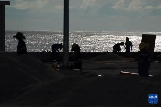 1月18日，工作人員在瑙魯艾沃港碼頭升級改造項目工地工作。新華社記者 王申 攝
