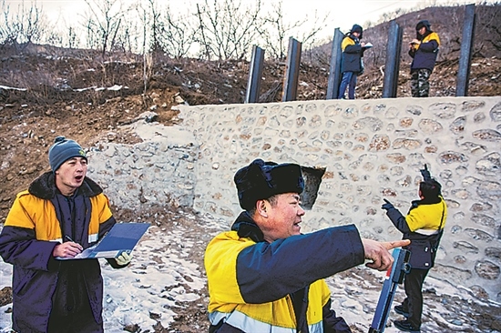 1月15日，門頭溝區(qū)妙峰山鎮(zhèn)，來自中國鐵路北京局的單秀松（左二）與同事正在鐵路線上進行防洪隱患排查工作。