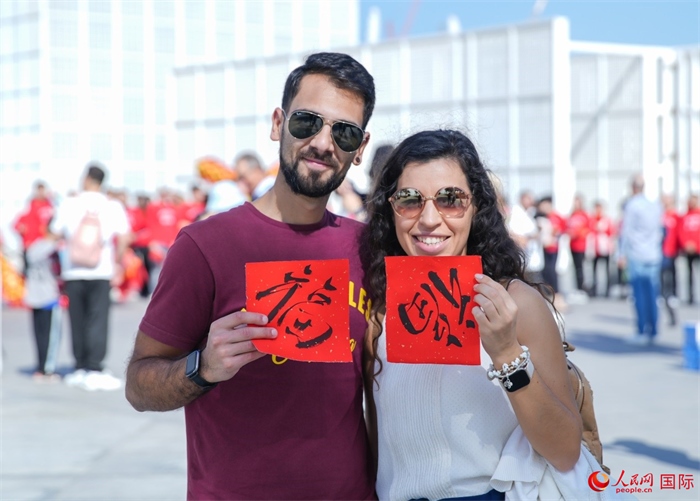 游客展示“福”字。人民網(wǎng) 塔里克·易卜拉欣攝