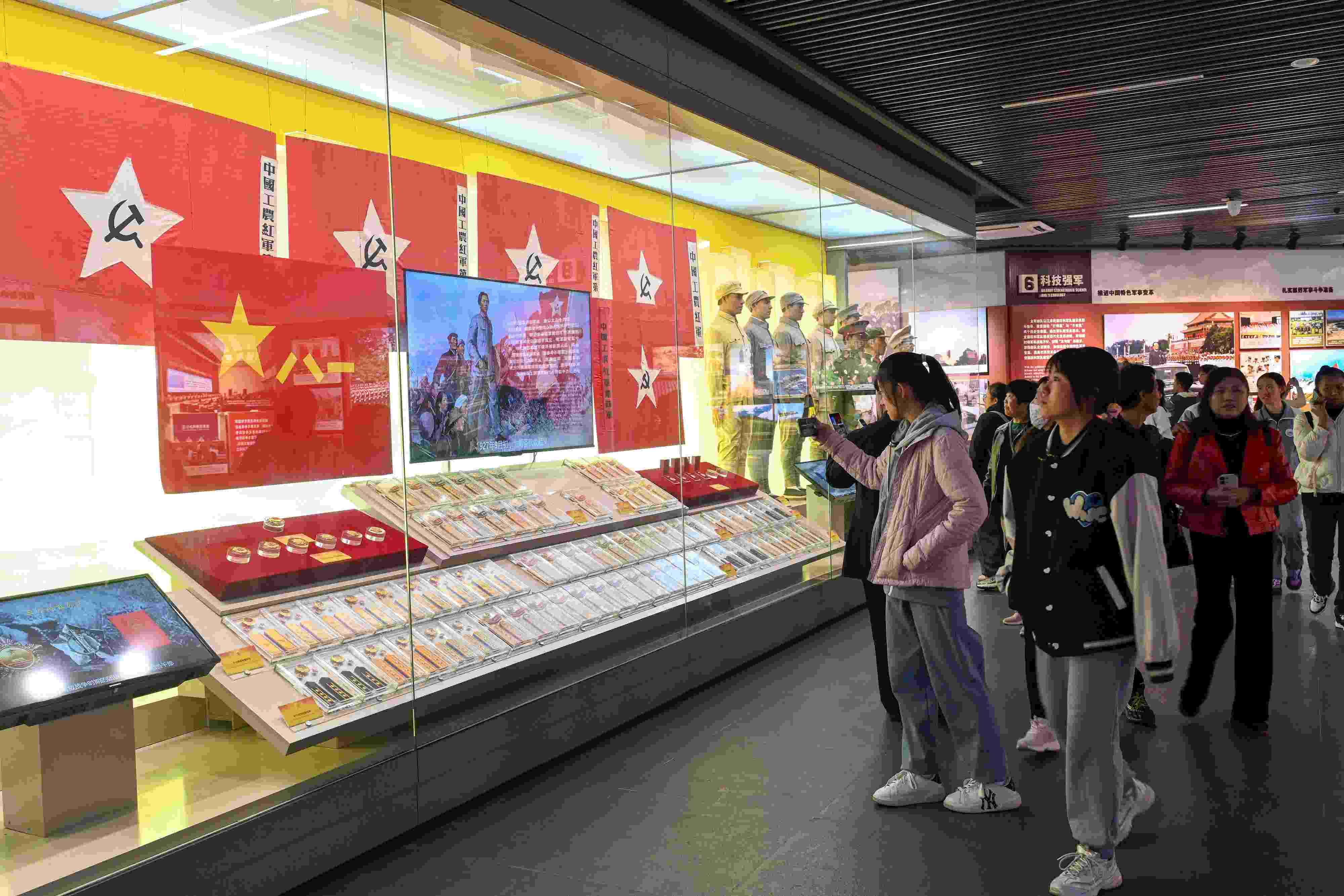 2023年11月15日，游客游覽參觀南昌八一起義紀念館，感受體驗紅色文化的教育。