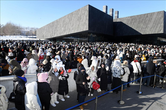 2024年1月15日，哈爾濱，侵華日軍第七三一部隊罪證陳列館門口排隊的游客整齊有序。