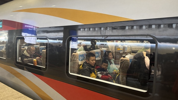 旅客乘坐高鐵列車。中國鐵路北京局供圖