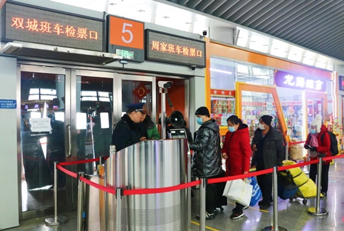 哈西公路客運(yùn)站內(nèi)旅客檢票排隊(duì)上車。黑龍江省交通運(yùn)輸廳供圖