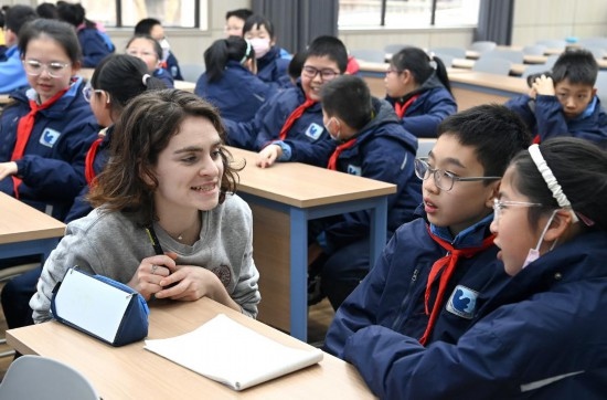  2023年12月18日，在西安新城區(qū)后宰門小學(xué)進(jìn)行的中法校園文化周法語語言沙龍上，西安法語聯(lián)盟的老師與學(xué)生進(jìn)行互動(dòng)。新華社記者 劉瀟 攝