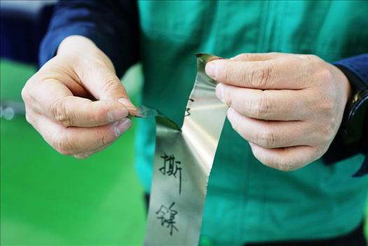 0.05毫米“手撕鎳”。 李羊攝