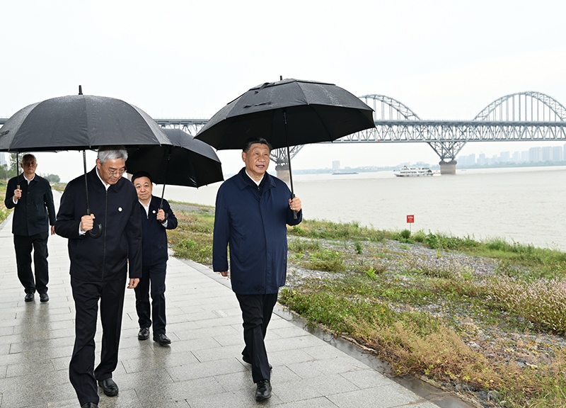 2023年10月10日，習近平總書記在江西省九江市長江國家文化公園九江城區(qū)段考察時，冒雨沿江堤步行察看沿岸風貌。