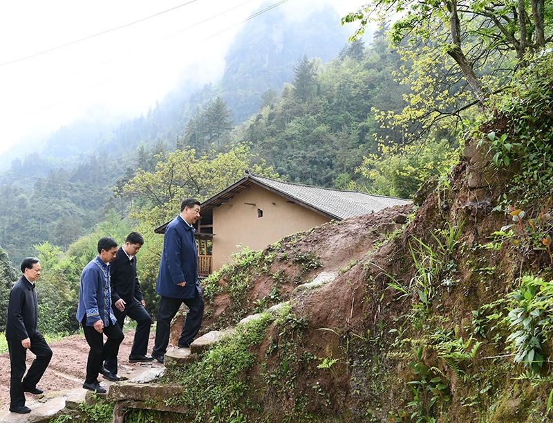 2019年4月15日，在重慶石柱土家族自治縣中益鄉(xiāng)華溪村，習近平總書記踏著濕滑的石階登上陡坡，前往貧困戶譚登周家看望。