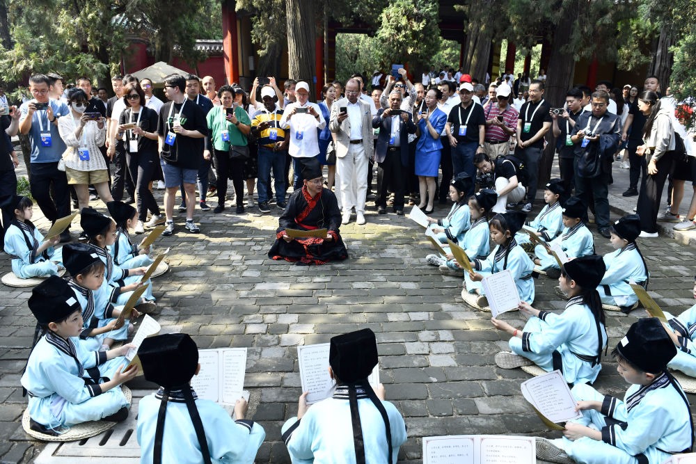 2023年6月27日，在曲阜孔廟，嘉賓和游客在聆聽孩子們誦讀《論語》。