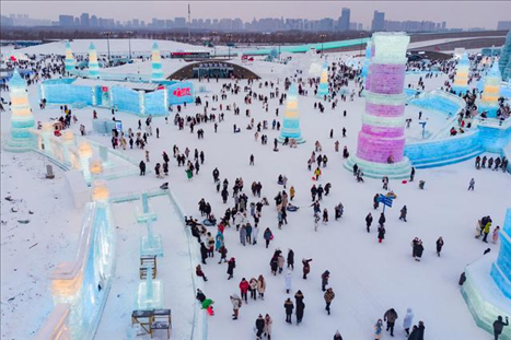 游客在哈爾濱冰雪大世界園區(qū)內(nèi)游玩（無人機(jī)照片，2024年1月4日攝）。新華社記者 謝劍飛 攝