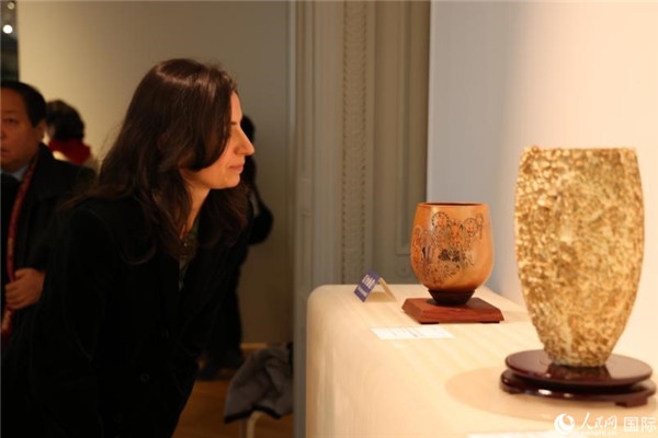 嘉賓和公眾參觀“絲路瓷行”——中國景德鎮(zhèn)陶瓷文化特展。人民網(wǎng)記者 尚凱元攝