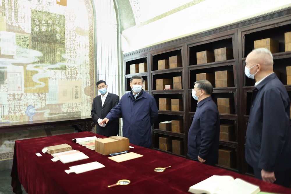 2023年6月1日下午，習(xí)近平在位于北京的中國(guó)國(guó)家版本館考察時(shí)，在蘭臺(tái)洞庫(kù)了解館藏精品版本保存情況。新華社記者 鞠鵬 攝