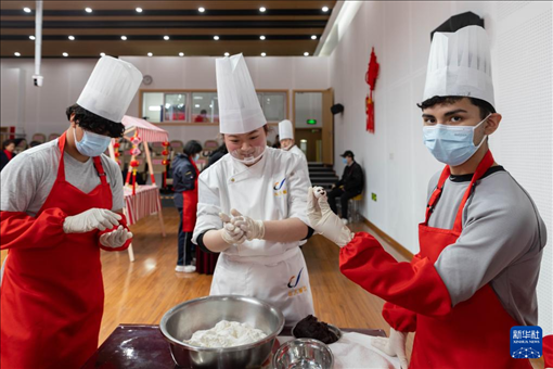 1月28日，在復(fù)旦大學(xué)第二附屬學(xué)校，美國馬斯卡廷中學(xué)學(xué)生展示自己制作的湯圓。 新華社記者 王翔 攝