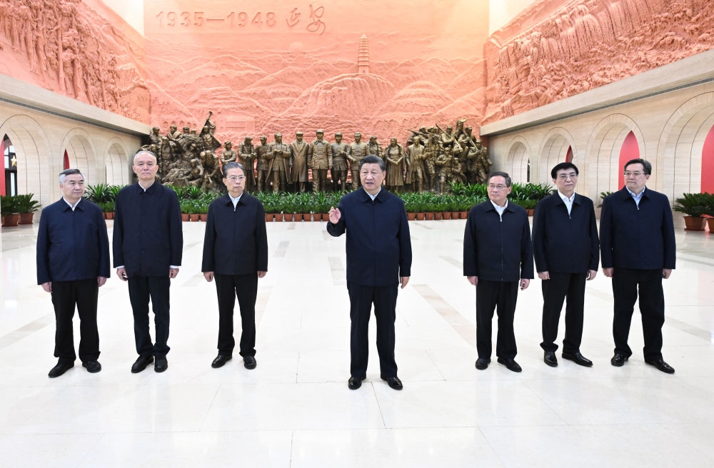 2022年10月27日，習(xí)近平在延安革命紀(jì)念館參觀《偉大歷程——中共中央在延安十三年歷史陳列》結(jié)束時(shí)發(fā)表重要講話。新華社記者 燕雁 攝