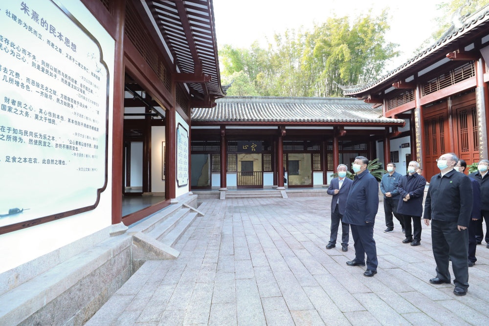 2021年3月22日，習(xí)近平在福建省南平武夷山朱熹園，了解朱熹生平及理學(xué)研究等情況。新華社記者 鞠鵬 攝