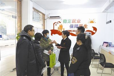  圖③：調解后，法官現場向當事人做釋法析理工作。