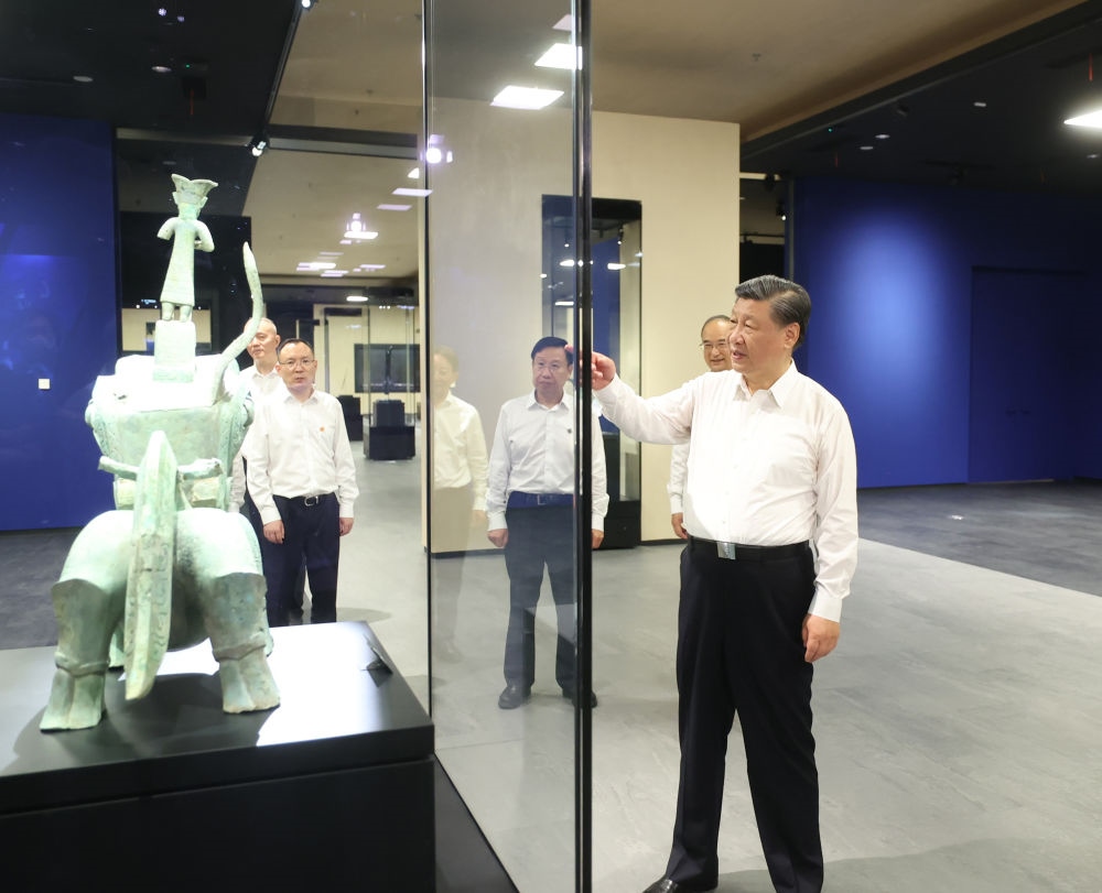 2023年7月26日下午，習(xí)近平在位于四川省德陽(yáng)市廣漢市的三星堆博物館新館參觀。新華社記者 鞠鵬 攝