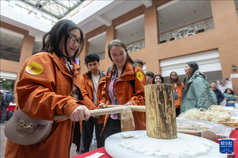 1月29日，在復(fù)旦大學(xué)，美國馬斯卡廷中學(xué)學(xué)生用錘子打紙漿，親身體驗古法制作紙張。 新華社記者 王翔 攝