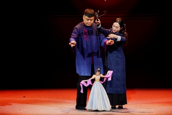 “何以中國·向海泉州”網(wǎng)絡(luò)主題活動現(xiàn)場，蔡思雅和搭檔表演提線木偶戲。