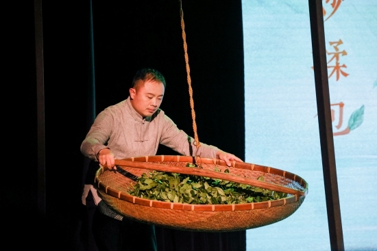 “何以中國·向海泉州”網(wǎng)絡(luò)主題活動現(xiàn)場，魏嘉宏表演搖青。