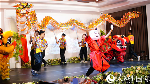 在菲留學(xué)生通過(guò)舞龍舞獅表演呈現(xiàn)中華優(yōu)秀傳統(tǒng)文化魅力。人民網(wǎng)記者樊帆 攝
