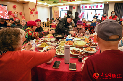 老人們享用公益年夜飯。人民網(wǎng)記者 葉賓得攝