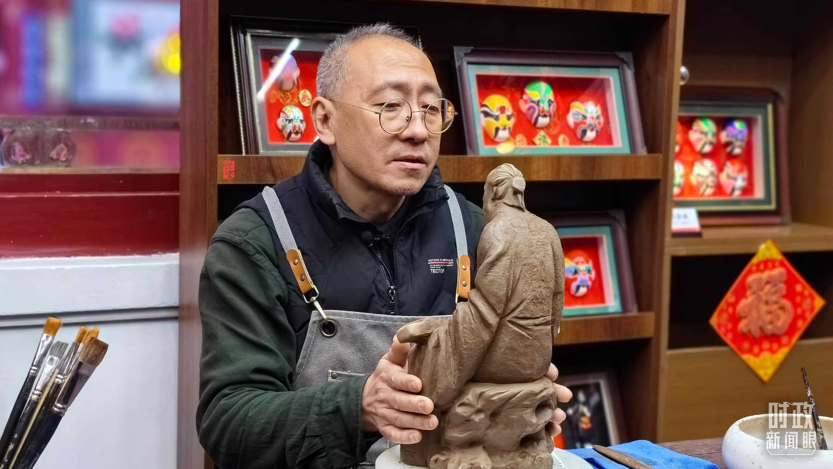 △“泥人張”的匠人正在雕塑。（總臺央視記者潘毅拍攝）