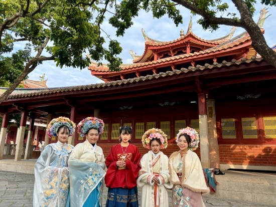 泰國留學(xué)生頭戴蟳埔簪花圍在開元寺留影。人民網(wǎng)記者 金慧慧攝