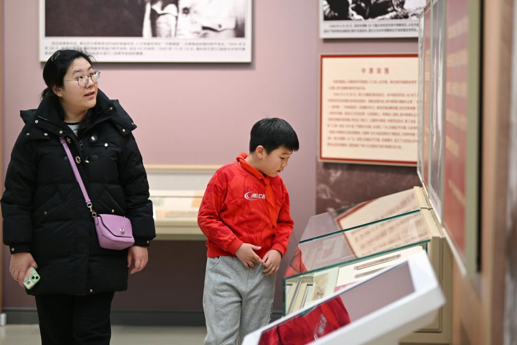 2024年1月28日，家長帶著孩子在平津戰(zhàn)役紀(jì)念館內(nèi)參觀。