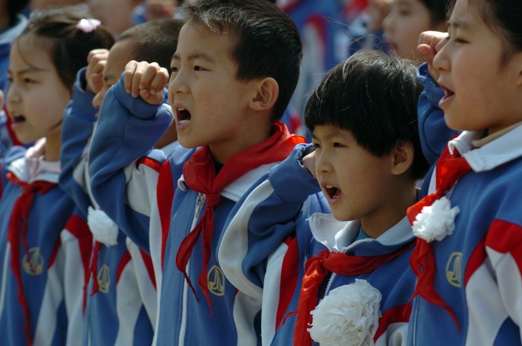 2006年4月5日，天津緣誠小學(xué)的同學(xué)們來到平津戰(zhàn)役紀(jì)念館祭奠英烈，表達(dá)對(duì)革命先烈的緬懷之情。
