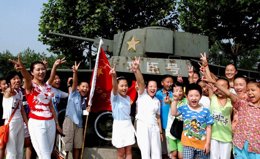 2003年7月31日，天津市紅橋區(qū)躍進(jìn)里小學(xué)少先隊(duì)員來到平津戰(zhàn)役紀(jì)念館“功臣號(hào)坦克”前，開展以“揚(yáng)軍威做革命接班人”為主題的隊(duì)日活動(dòng)?！鞍艘弧苯ㄜ姽?jié)前夕，天津市在少先隊(duì)員中廣泛開展“仰望革命英烈頌我軍威”等紀(jì)念活動(dòng)。