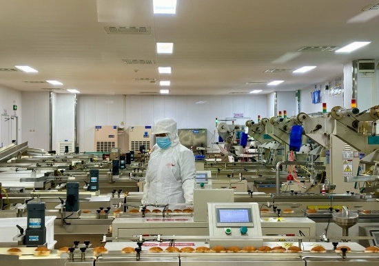 盼盼5G智慧工廠生產(chǎn)線正在進行產(chǎn)品質(zhì)檢。人民網(wǎng)記者 金慧慧攝