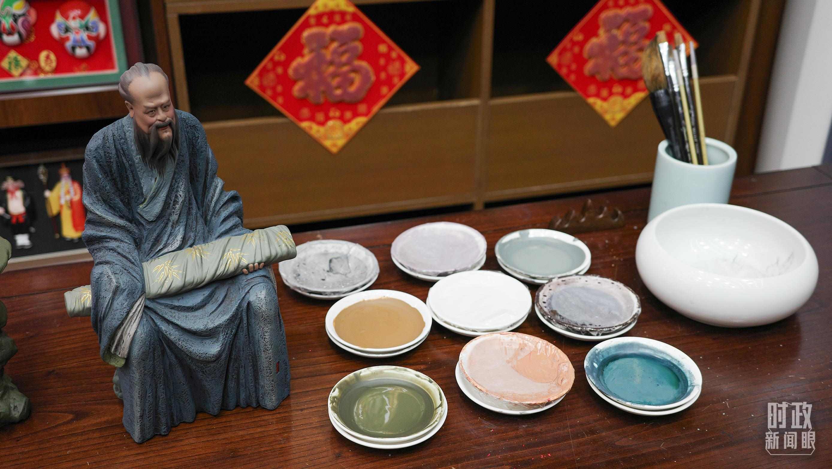 △天津古文化街，泥人張店鋪的上色顏料展示。（總臺(tái)央視記者覃思拍攝）