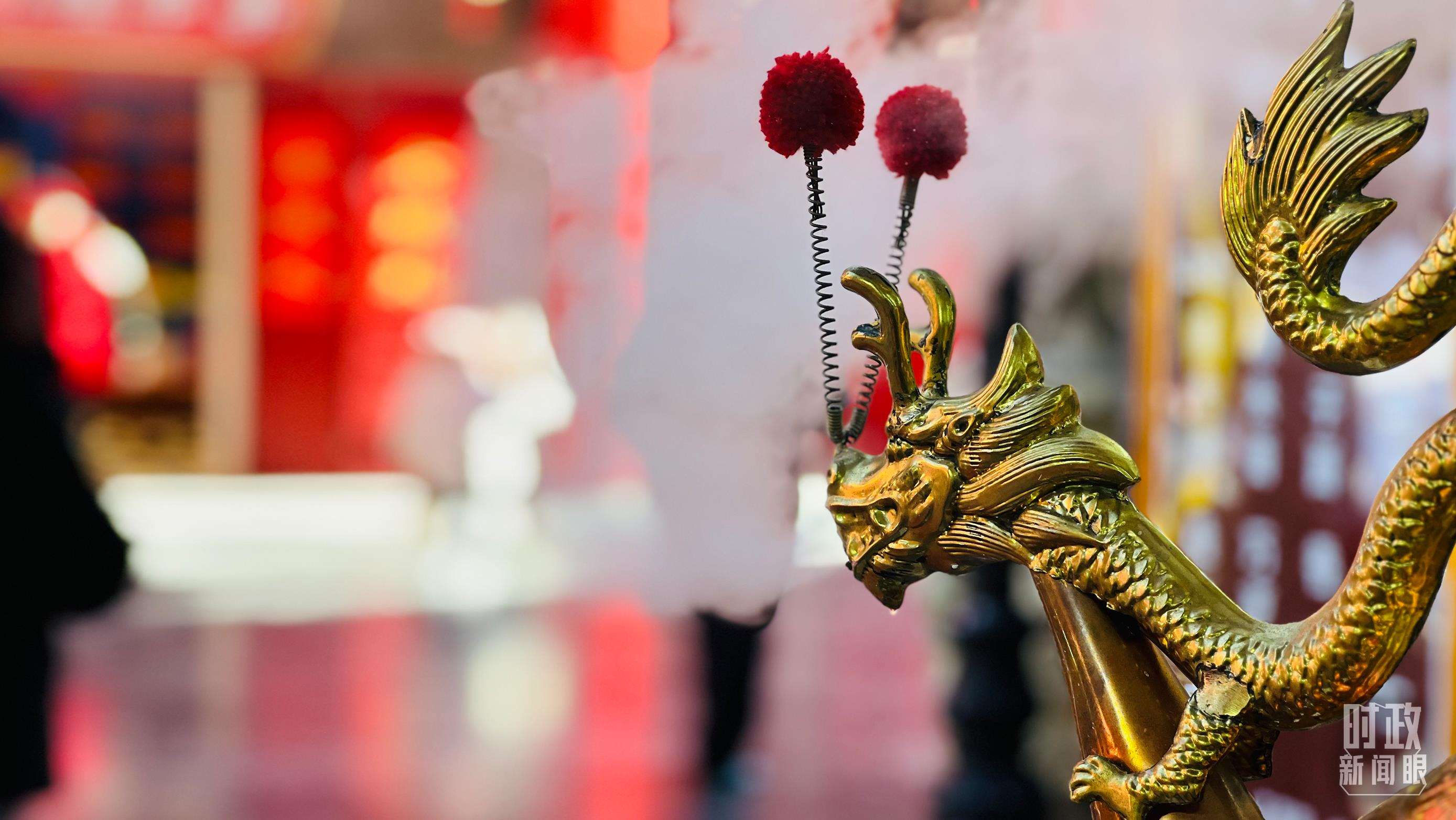 △龍年將至，天津古文化街上“龍”元素隨處可見(jiàn)。（總臺(tái)央視記者李煒拍攝）