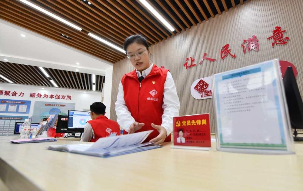 △2023年12月14日，廣西南寧市蟠龍社區(qū)，工作人員在為居民服務(wù)。
