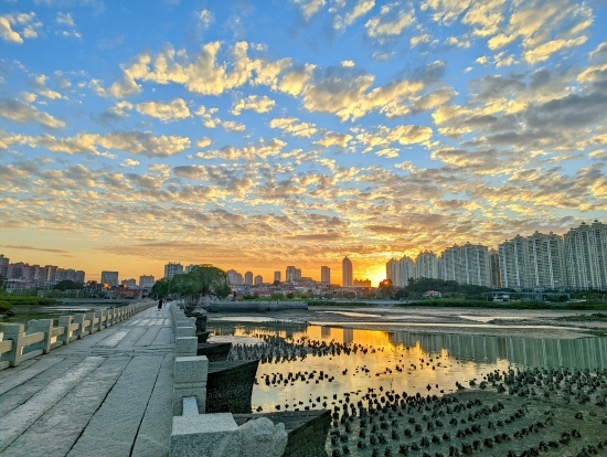 夕陽(yáng)余暉下的洛陽(yáng)橋（局部）。受訪者供圖