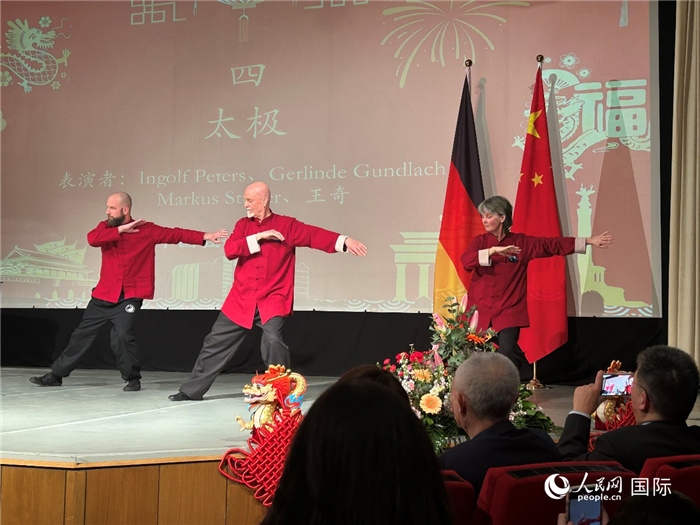 太極，表演者：Ingolf Peters、Gerlinde Gundlach、Markus Stüber
