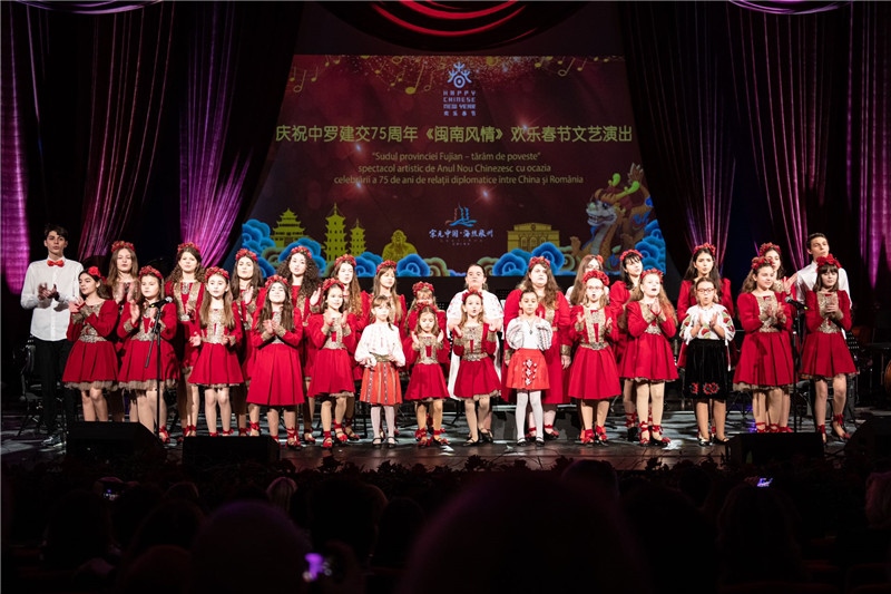 圖為羅小快板兒童合唱團(tuán)在演唱中文歌曲。 中國駐羅大使館文化處供圖。