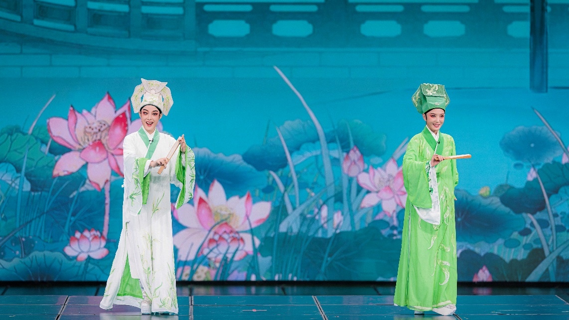 青年越劇演員陳麗君、李云霄彩排現(xiàn)場(chǎng)。主辦方供圖