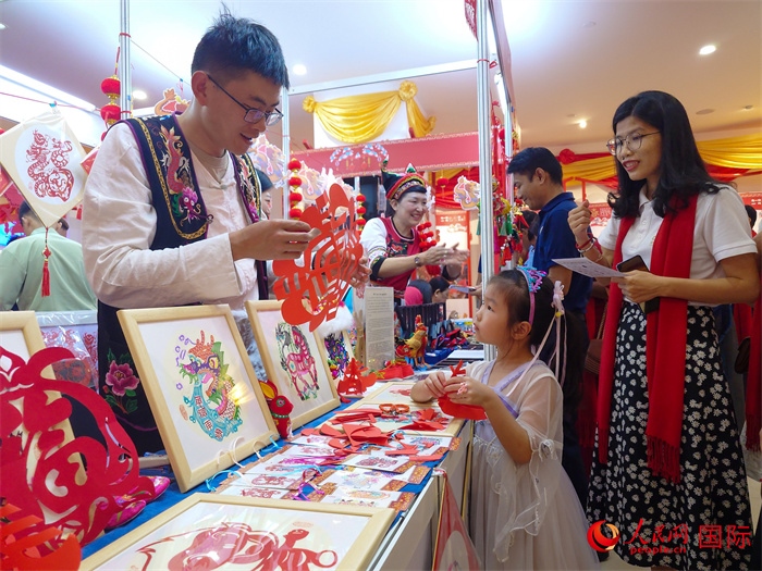 活動(dòng)現(xiàn)場(chǎng)的剪紙展示。人民網(wǎng)記者 謝佳君攝