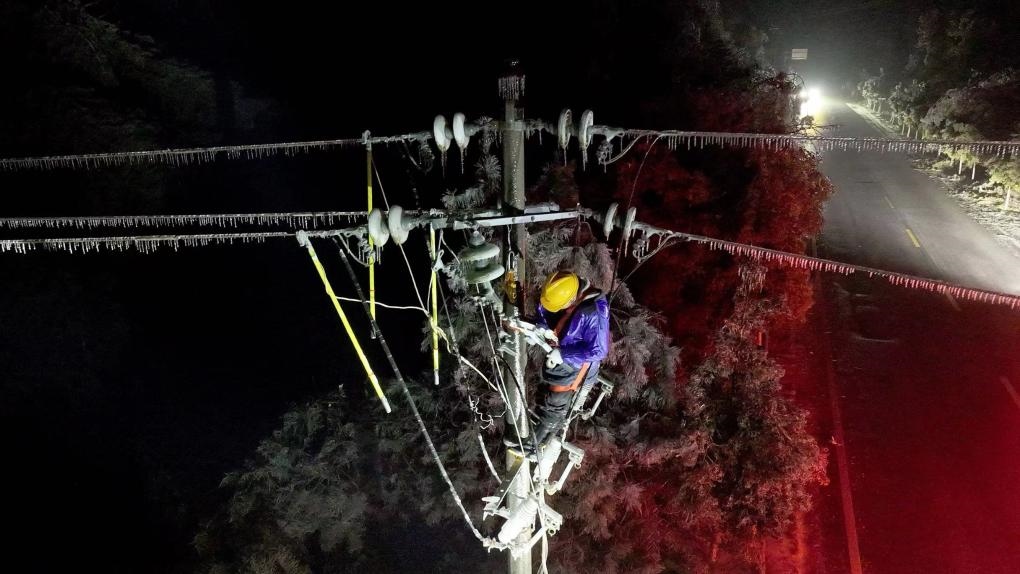 2月5日，電力工人在對供電線路進行搶修。新華社發(fā)