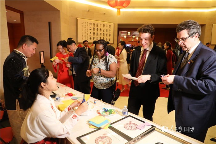 圖為美國民眾體驗中國春節(jié)民俗。人民網(wǎng)記者 李志偉攝