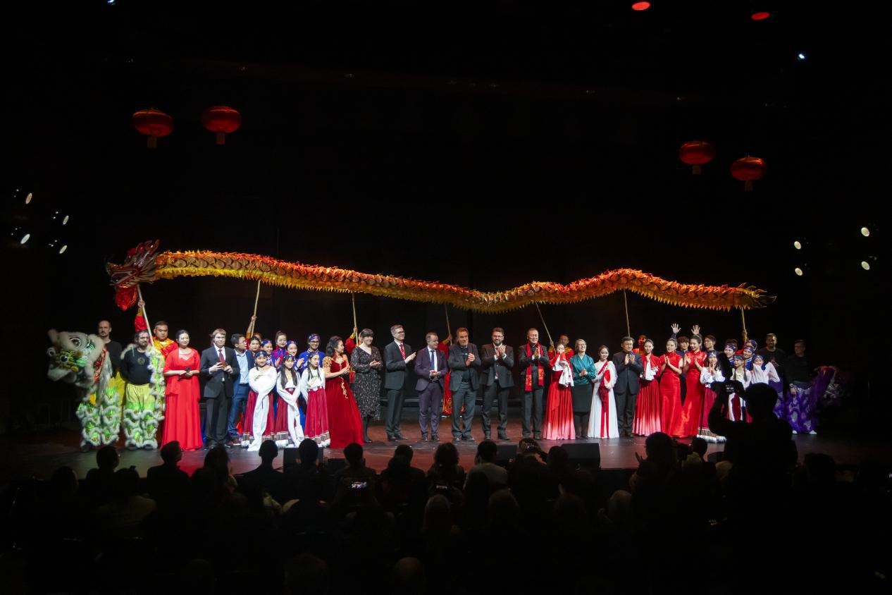 中芬嘉賓與演出人員合影。中國駐芬蘭大使館供圖
