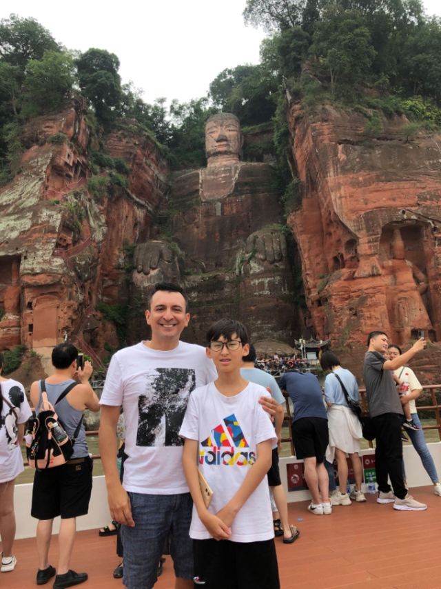 埃爾南多與兒子在廣東佛山。圖片由受訪者提供
